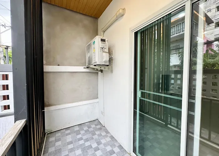 Hada House Near Yanhee Hospital Hotel